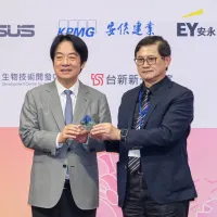21日、台湾大学病院国際会議センターで開かれた「台湾玉山科技協会2026年会」に出席した頼清徳総統(左)と、電子機器受託製造大手・和碩聯合科技(ペガトロン)の童子賢会長。(写真/劉偉宏撮影) 21日、台湾大学病院国際会議センターで開かれた「台湾玉山科技協会2026年会」に出席した頼清徳総統(左)と、電子機器受託製造大手・和碩聯合科技(ペガトロン)の童子賢会長。(写真/劉偉宏撮影)