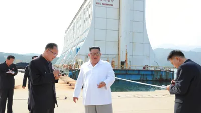 金正恩視察金剛山國際觀光特別區,抱怨園區荒廢之外,還有許多不符北韓美學的糟糕「南方建築」。(美聯社)