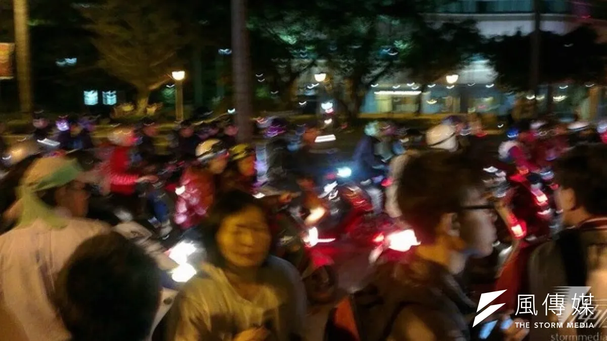 改裝重型機車車隊在立院周遭呼嘯而過。(顏振凱攝)