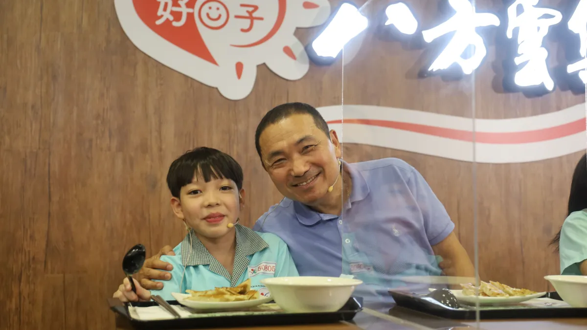 新北市府繼與四大超商一起守護有急難需求的孩子後,八方雲集也也即將提供有需求的學生一頓溫飽的幸福。(圖/新北市教育局提供)