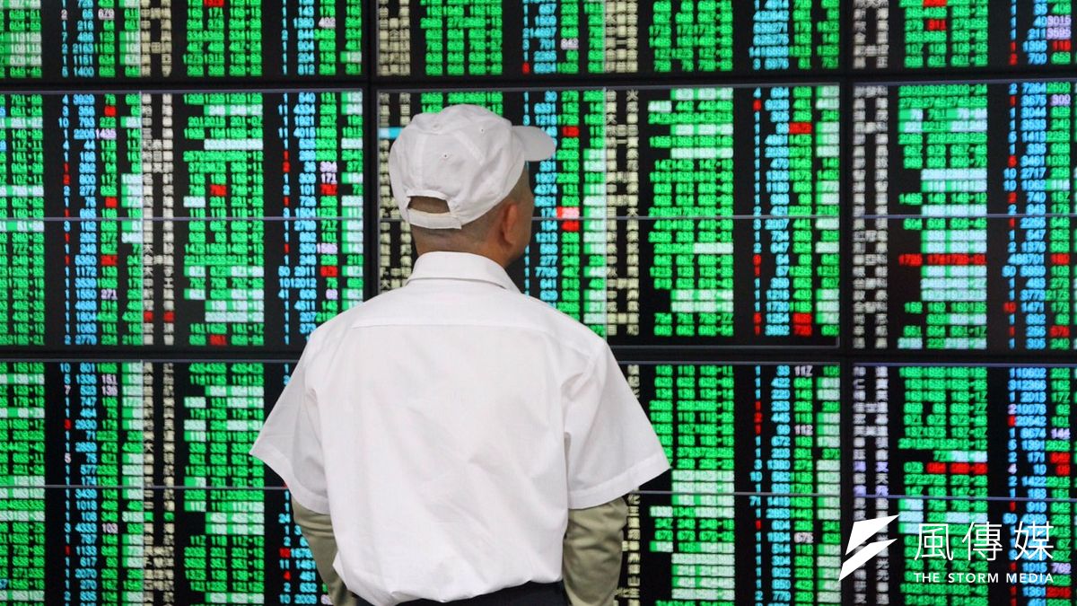 據法新社報導,國際油價6年來每桶首度跌破40美元後,繼續探底,中國大陸與歐美股市大幅震盪影響,亞洲股市24日各地收盤多創新低,大陸製造數據疲軟不振,加劇大陸這個全球次大經濟體成長放緩疑慮。(資料照片/曾原信攝) 據法新社報導,國際油價6年來每桶首度跌破40美元後,繼續探底,中國大陸與歐美股市大幅震盪影響,亞洲股市24日各地收盤多創新低,大陸製造數據疲軟不振,加劇大陸這個全球次大經濟體成長放緩疑慮。(資料照片/曾原信攝)