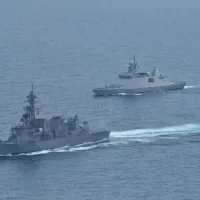 タイ海軍の現役多目的フリゲート「プミポン・アドゥンヤデート」(HTMS Bhumibol Adulyadej、右奥)と海上自衛隊の艦艇が共同訓練を実施した。(自衛隊公式SNSより) タイ海軍の現役多目的フリゲート「プミポン・アドゥンヤデート」(HTMS Bhumibol Adulyadej、右奥)と海上自衛隊の艦艇が共同訓練を実施した。(自衛隊公式SNSより)