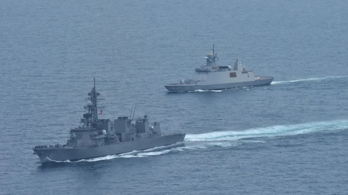タイ海軍の現役多目的フリゲート「プミポン・アドゥンヤデート」(HTMS Bhumibol Adulyadej、右奥)と海上自衛隊の艦艇が共同訓練を実施した。(自衛隊公式SNSより)
