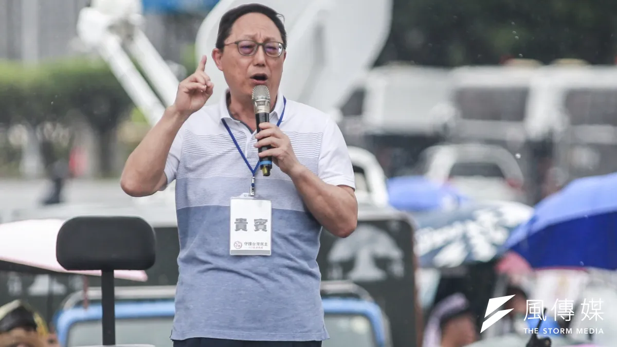 國會觀察基金會董事長姚立明23日出席「拒絕紅色媒體、守護台灣民主」凱道遊行。(簡必丞攝)