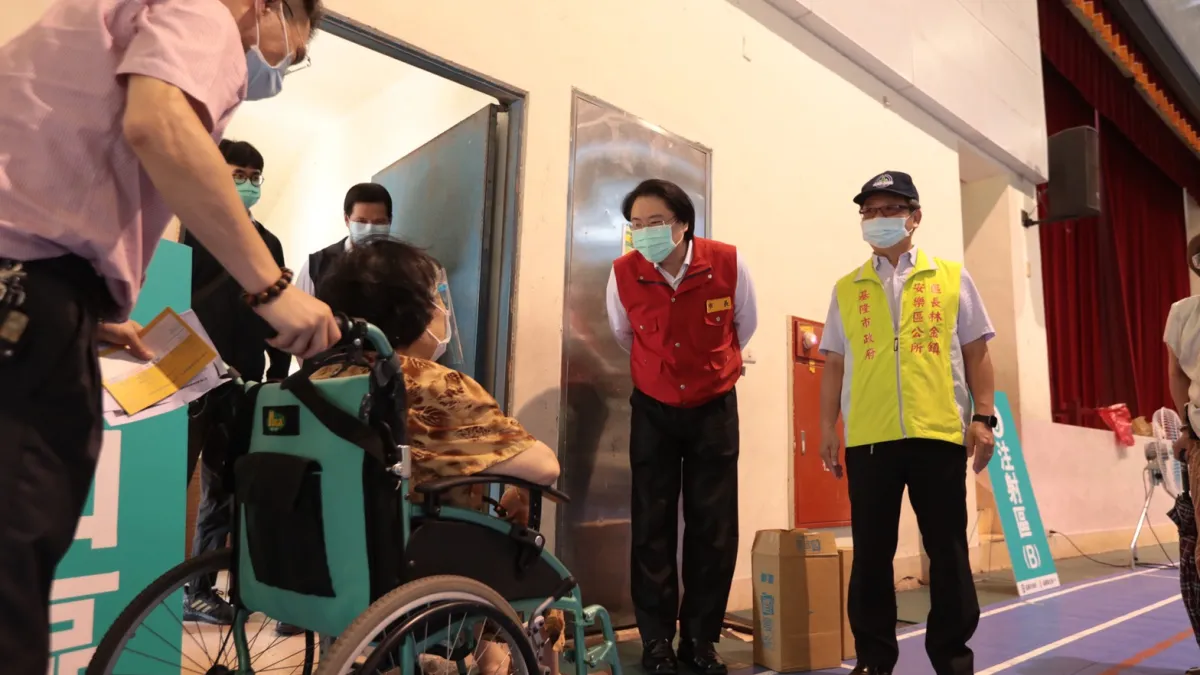 基隆市15日起全面提供85歲以上長者施打新冠疫苗,市長林右昌上午特別前往建德國小等施打站視察。(基隆市政府提供)