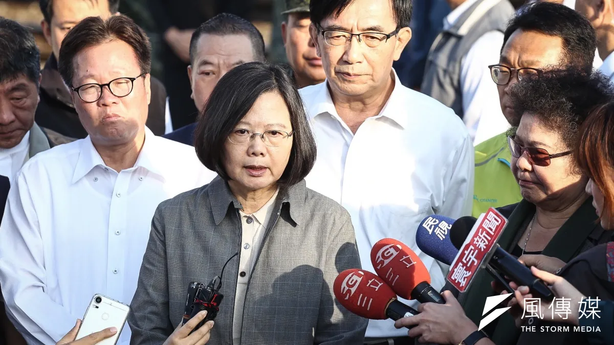 台鐵普悠瑪列車21日下午在宜蘭縣蘇澳鎮發生翻覆出軌意外,總統蔡英文22日上午赴宜蘭視察新馬車站。(陳品佑攝)