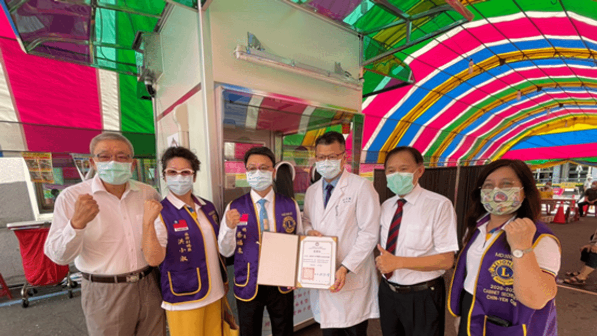 高雄市醫師公會結合獅子會捐贈大同醫院正壓檢疫亭,由高雄市醫師公會理事長賴聰宏(右2)見證,國際獅子會300E1總監蔡福來(左3)、副總監洪小淑(左2)、秘書長陳金葉(右1)交付大同醫院院長洪仁宇(右3)。(圖/高雄市醫師公會提供) 高雄市醫師公會結合獅子會捐贈大同醫院正壓檢疫亭,由高雄市醫師公會理事長賴聰宏(右2)見證,國際獅子會300E1總監蔡福來(左3)、副總監洪小淑(左2)、秘書長陳金葉(右1)交付大同醫院院長洪仁宇(右3)。(圖/高雄市醫師公會提供)