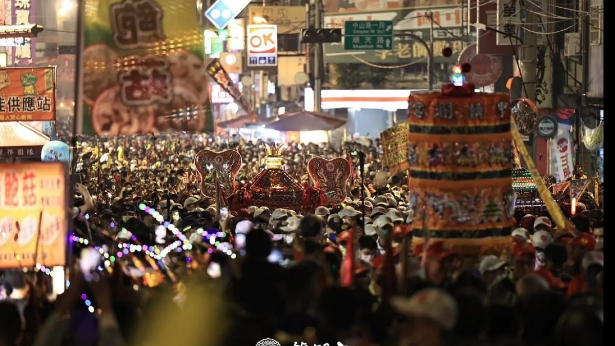 「三月瘋媽祖」是台灣在農曆三月的宗教界盛事,每年媽祖遶境出巡、進香酬神,總會吸引高達百萬信眾參與。(圖/翻攝自大甲鎮瀾宮臉書)