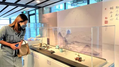 鶯歌陶瓷博物館展出「案上風景—陶藝遇見了香」,邀請多位陶藝與金工藝術家展出美感與實用性兼具的用香器具。(圖/新北市文化局提供)