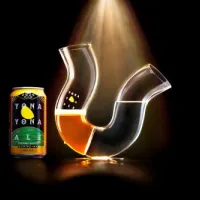 ヤッホーブルーイングが適正飲酒を促すためビールだけ飲むと倒れるグラスを開発し全国店舗や通販で展開する。(写真/ヤッホーブルーイング提供) ヤッホーブルーイングが適正飲酒を促すためビールだけ飲むと倒れるグラスを開発し全国店舗や通販で展開する。(写真/ヤッホーブルーイング提供)