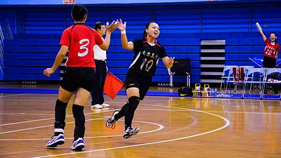 107學年度HVL高中排球聯賽女子組,挑戰3連霸的東山以及去年亞軍華僑高中確定晉級複賽,其餘晉級隊伍也即將出爐。(青年發電機提供)