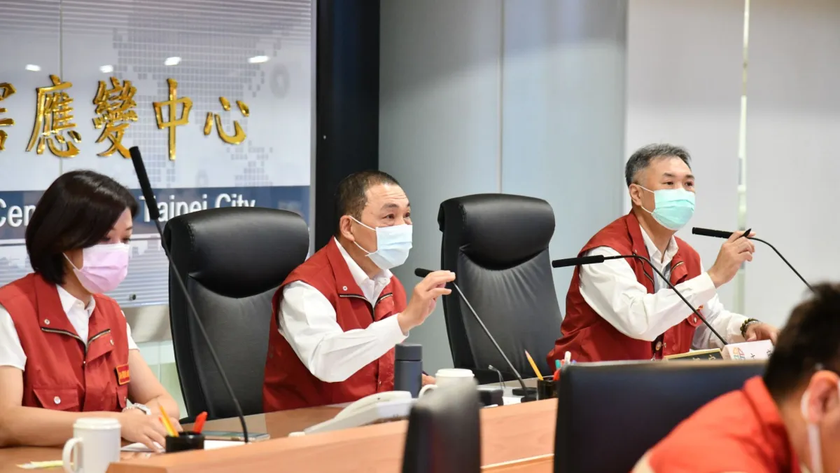 新北市長侯友宜於興達電廠發生停機第一時間坐鎮指揮中心,責成相關局處儘速釐清災情,務必確保民生用電最大程度不受影響。(圖/新北市新聞局提供)