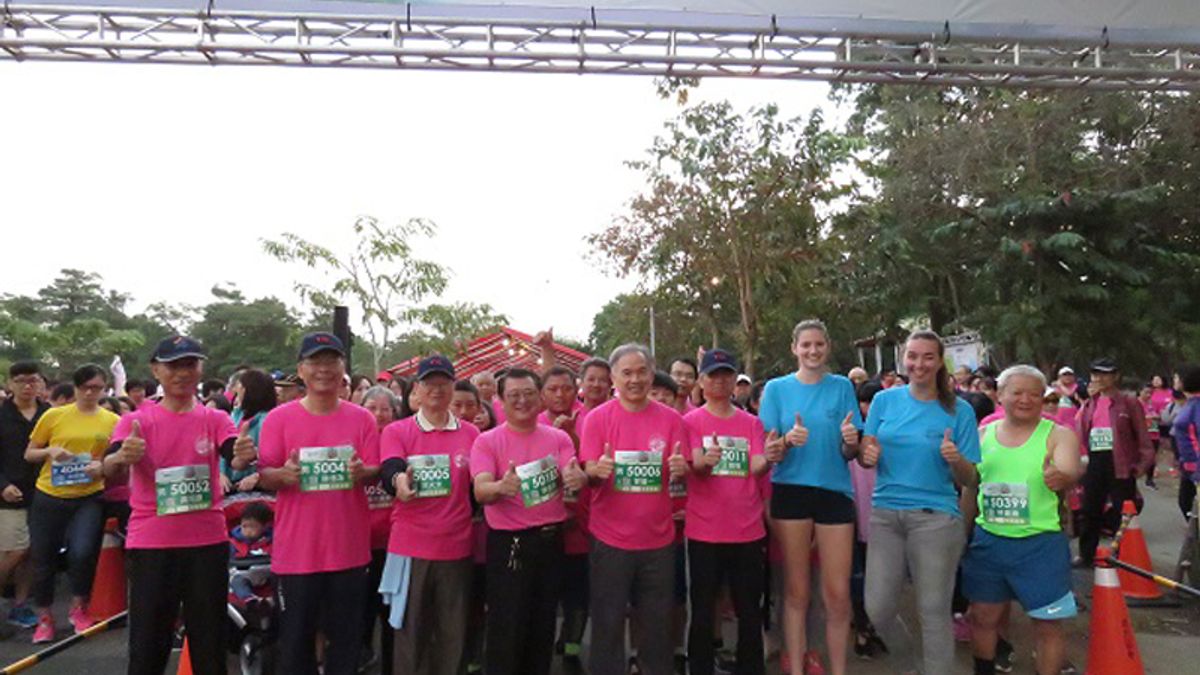台糖公益路跑由總經理管道一(右五)帶頭領跑。(圖/台糖提供) 台糖公益路跑由總經理管道一(右五)帶頭領跑。(圖/台糖提供)