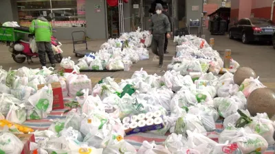 北京一家商店外的地上堆滿了雜貨,等待送貨員。