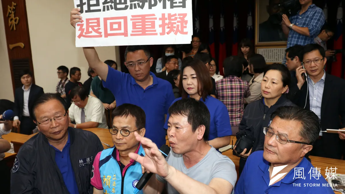 立法院藍委抗議前瞻基礎建設,占領主席台杯葛。(蘇仲泓攝)