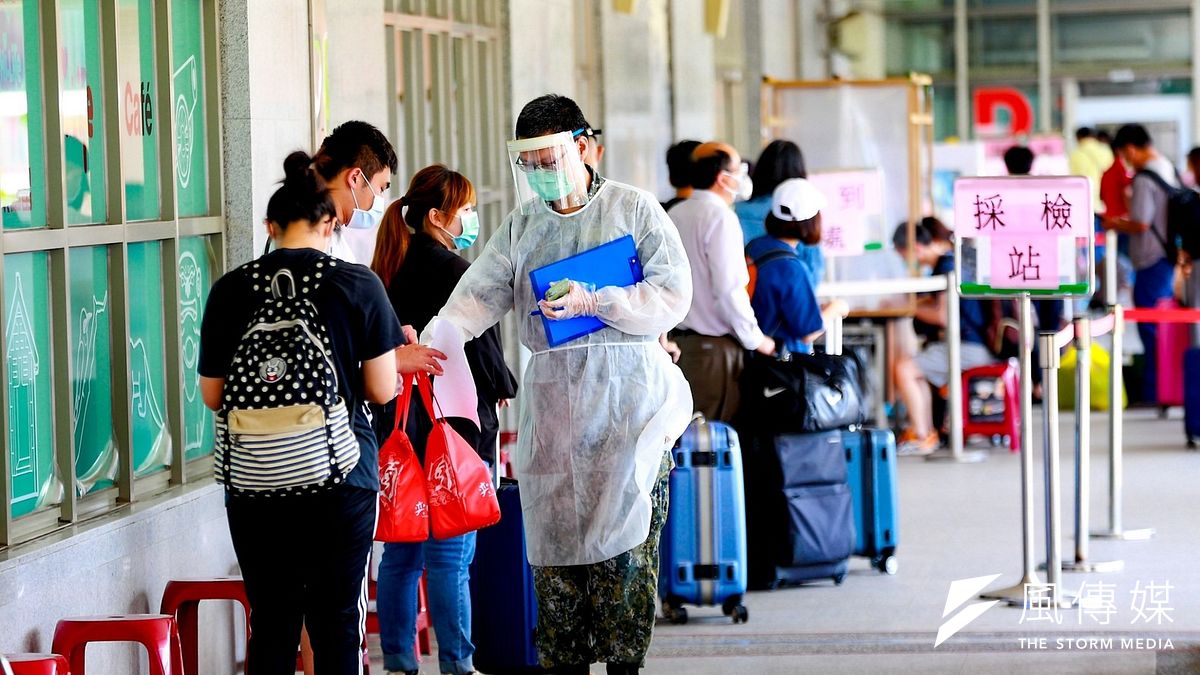 在民生與防疫間如何取得平衡是個難題。圖為金門縣政府在機場設快篩站,民眾排隊等候篩檢。(資料照,取自楊鎮浯臉書) 在民生與防疫間如何取得平衡是個難題。圖為金門縣政府在機場設快篩站,民眾排隊等候篩檢。(資料照,取自楊鎮浯臉書)