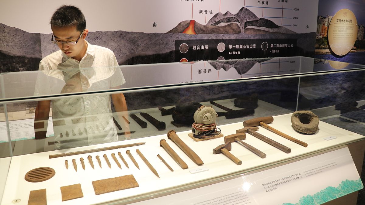 十三行博物館「山水八里—八里人文與自然特展」,展出多件觀音山打石產業相關文物,呈現八里地區石藝文化的榮景。(圖/十三行博物館提供) 十三行博物館「山水八里—八里人文與自然特展」,展出多件觀音山打石產業相關文物,呈現八里地區石藝文化的榮景。(圖/十三行博物館提供)
