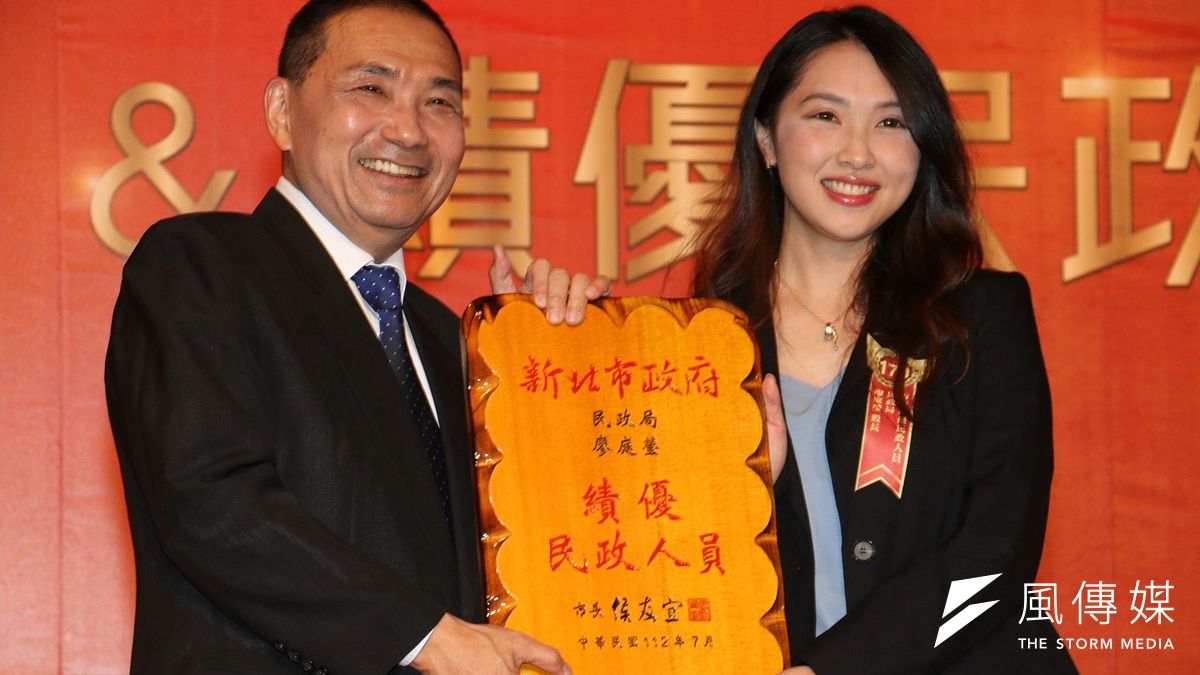 市長侯友宜致贈獎牌予績優民政人員廖庭瑩。(圖/李梅瑛攝) 市長侯友宜致贈獎牌予績優民政人員廖庭瑩。(圖/李梅瑛攝)