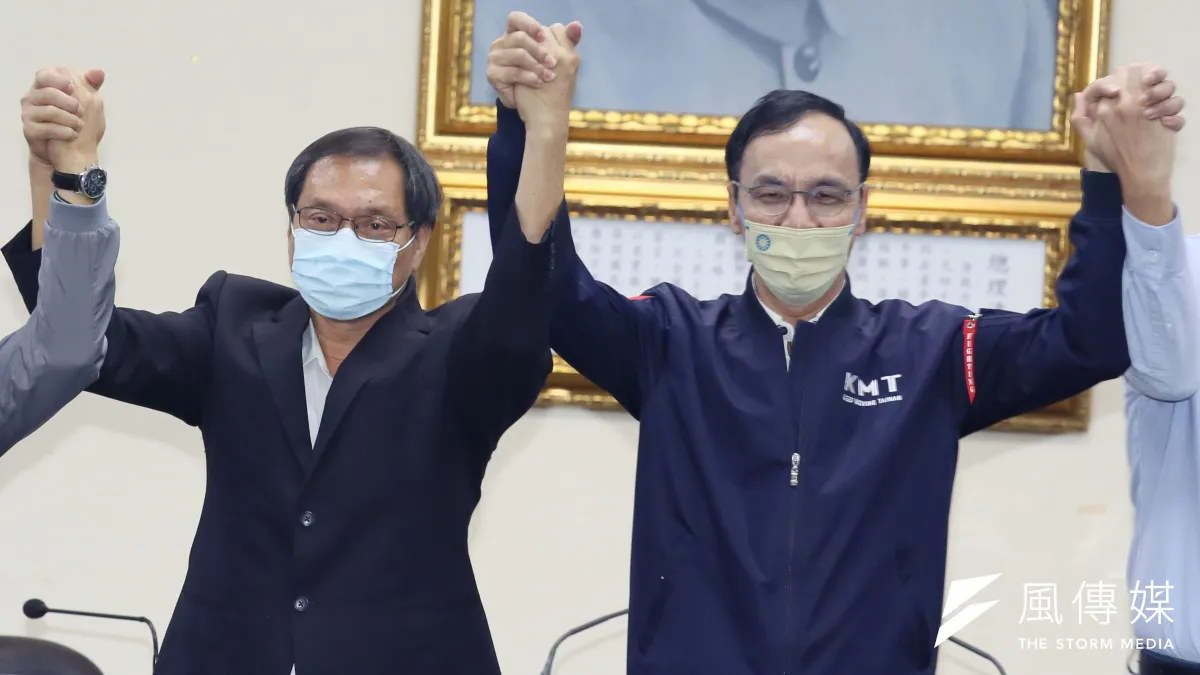 菱傳媒10月初公布屏東縣長民調,周春米拿到37.28%支持度,而藍營參選人蘇清泉(左)有34.89%,僅差2.39%,被外界認為是藍軍30年來最有機會的一次。(資料照,柯承惠攝)