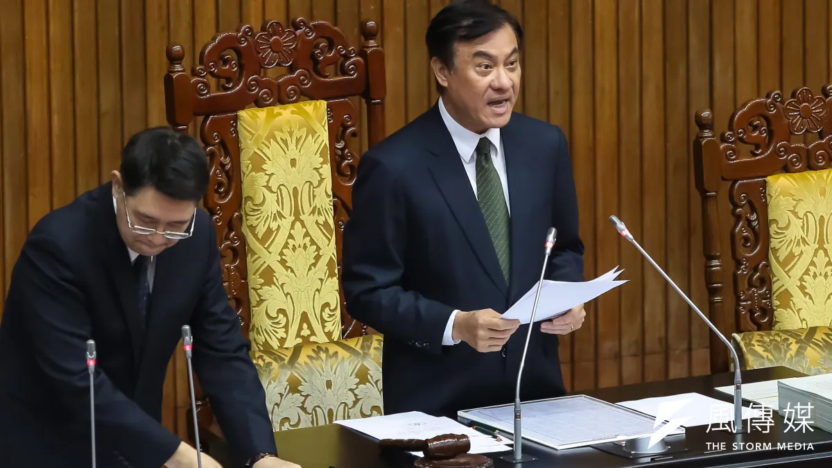 立法院2日原定表決《勞基法》刪去7天國定假部分法案,但遭逢場外柯建銘遇襲、場內國民黨占領主席台後,蘇嘉全下午宣布休會,延至6日表決,遭綠委私下批評是「政治判斷錯誤」。(資料照,顏麟宇攝)
