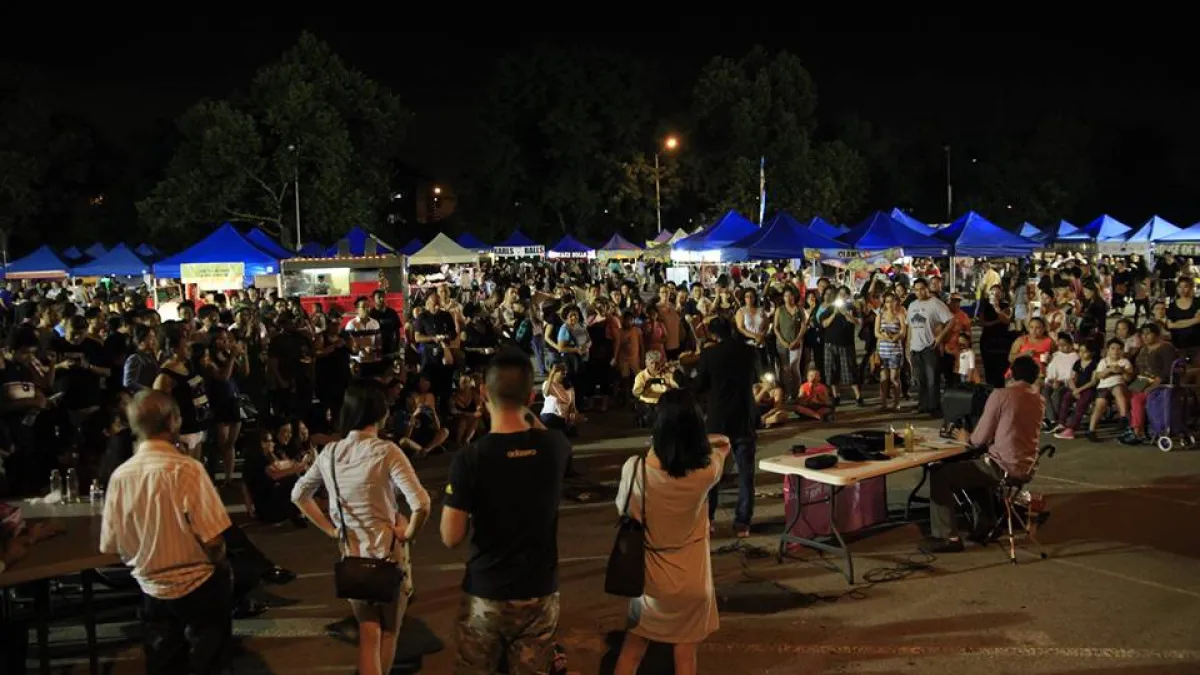 紐約也逛得到台灣夜市!台裔移民第二代王榮光圓夢在紐約皇后區舉辦國際夜市。(圖/Queens International Night Market@facebook)