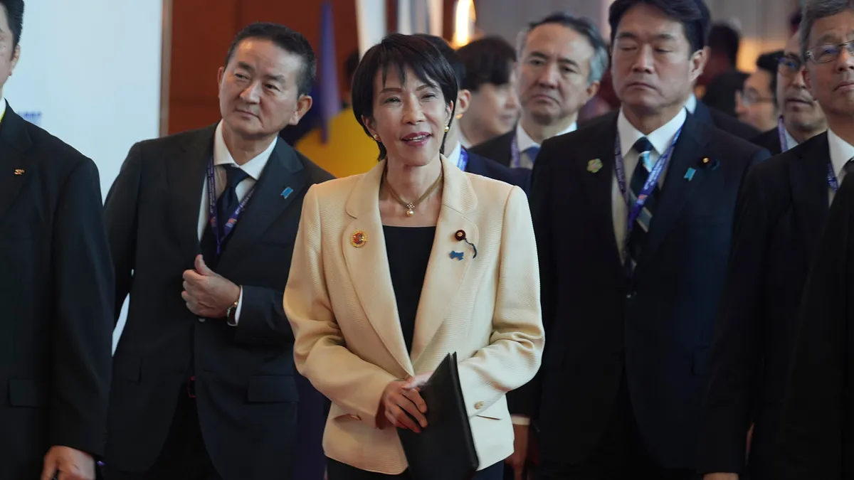 日本首相高市早苗近日發表了關於「台灣有事」的相關言論,立即在中國大陸引發強烈反彈,北京政府14日不僅呼籲國民避免前往日本,更透過三大國營航空宣布赴日航班可免費退票,試圖以經濟手段衝擊日本觀光業;然而,針對中國這波壓力攻勢,日裔台籍媒體人矢板明夫指出,北京可能低估了日本民意的反彈與高市早苗的政治韌性。(美聯社)