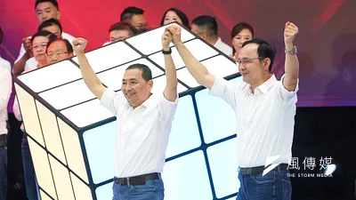 朱立倫(右)在挺侯友宜(左)選總統的全代會上喊話將促成在野大聯盟。(資料照,顏麟宇攝)