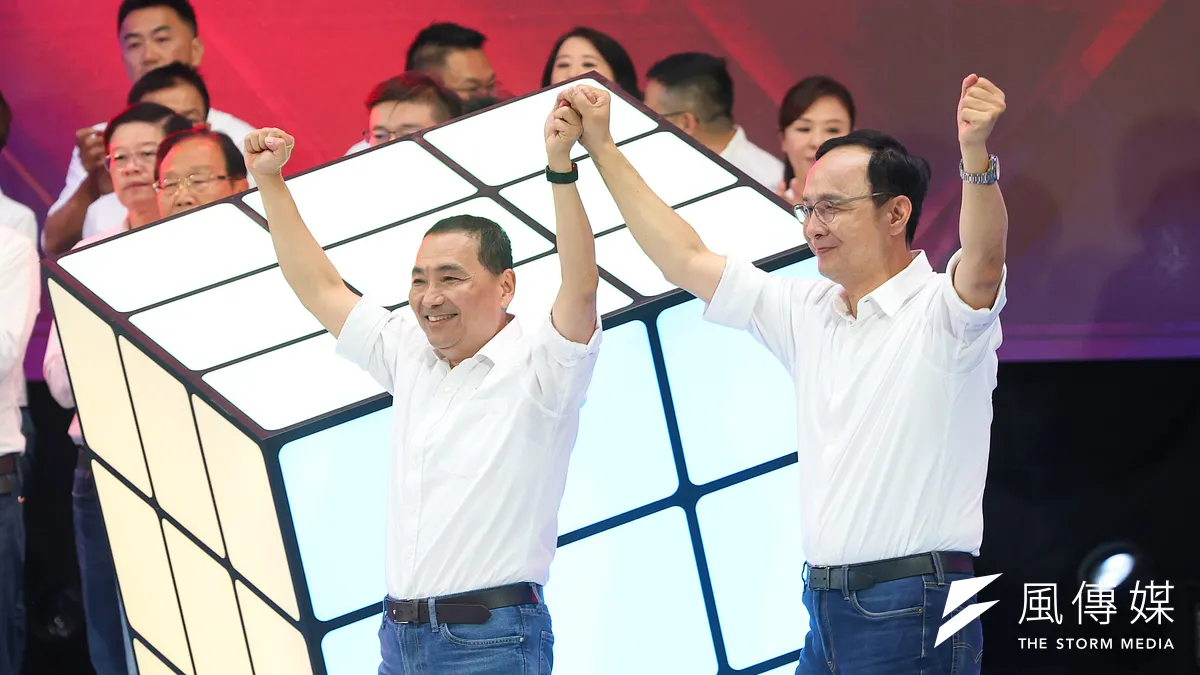 朱立倫(右)在挺侯友宜(左)選總統的全代會上喊話將促成在野大聯盟。(資料照,顏麟宇攝)