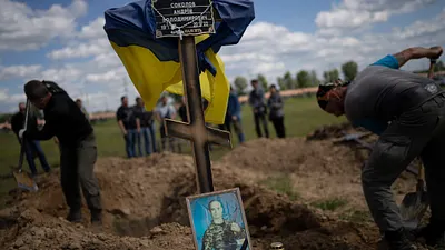 5月27日,烏克蘭戰爭,烏克蘭第二大城哈爾基夫的倖存者埋葬死去的同胞。(AP)