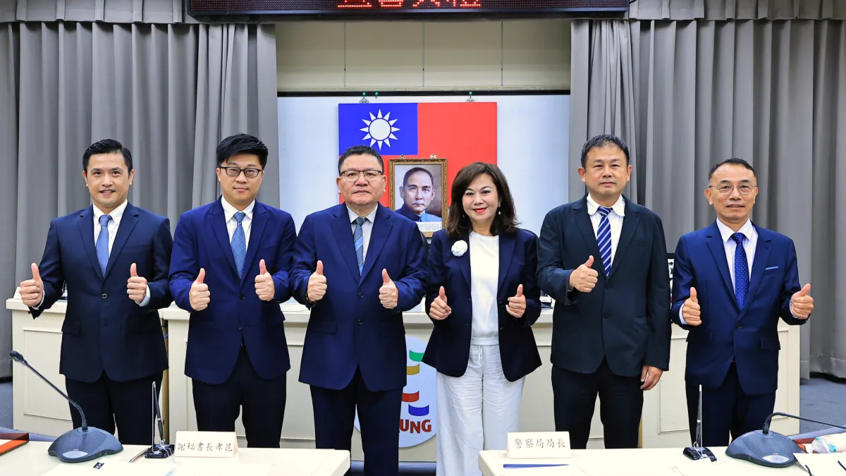 基市府新任副市長方定安、秘書長謝孝昆等五首長,在市長謝國樑、副市長邱佩琳見證下,宣誓就職。(圖/基隆市政府提供)