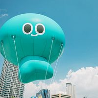 民間の自発的な発案によって誕生したa-Weバルーンがふわりと舞い上がり、大阪の空に自由と癒やしの風景を描き出した。 民間の自発的な発案によって誕生したa-Weバルーンがふわりと舞い上がり、大阪の空に自由と癒やしの風景を描き出した。