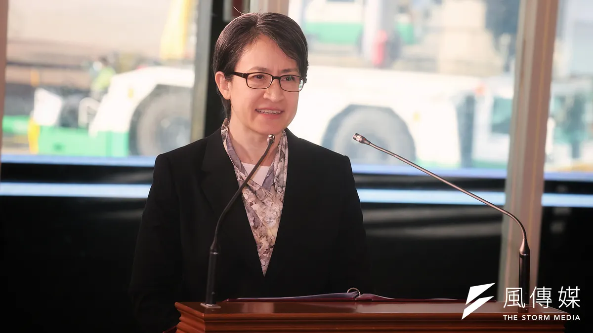 副總統蕭美琴與民進黨宜蘭縣長參選人林國漳同台,在交管期間有員警在執行勤務期間發生事故。(資料照,柯承惠攝) 副總統蕭美琴與民進黨宜蘭縣長參選人林國漳同台,在交管期間有員警在執行勤務期間發生事故。(資料照,柯承惠攝)