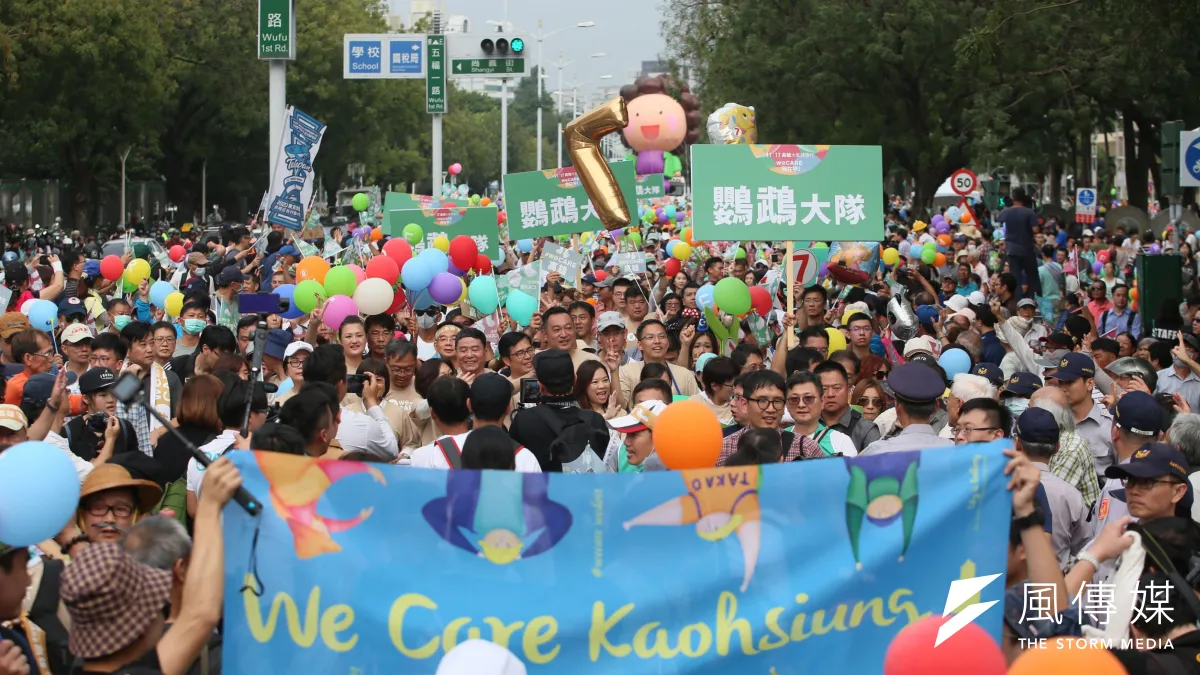 高雄「weCARE大氣球遊行」17日登場,民進黨內除了高雄在地黨公職全員到齊,黨中央也有不少人參加。(新新聞柯承惠攝)