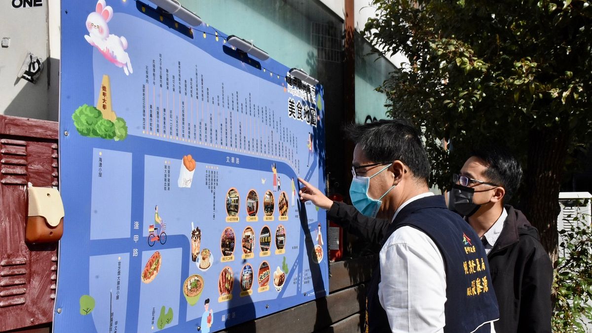 台中市府經發局長張峯源介紹市府特別於夜市設置美食地圖供民眾探索。(圖/台中市政府) 台中市府經發局長張峯源介紹市府特別於夜市設置美食地圖供民眾探索。(圖/台中市政府)