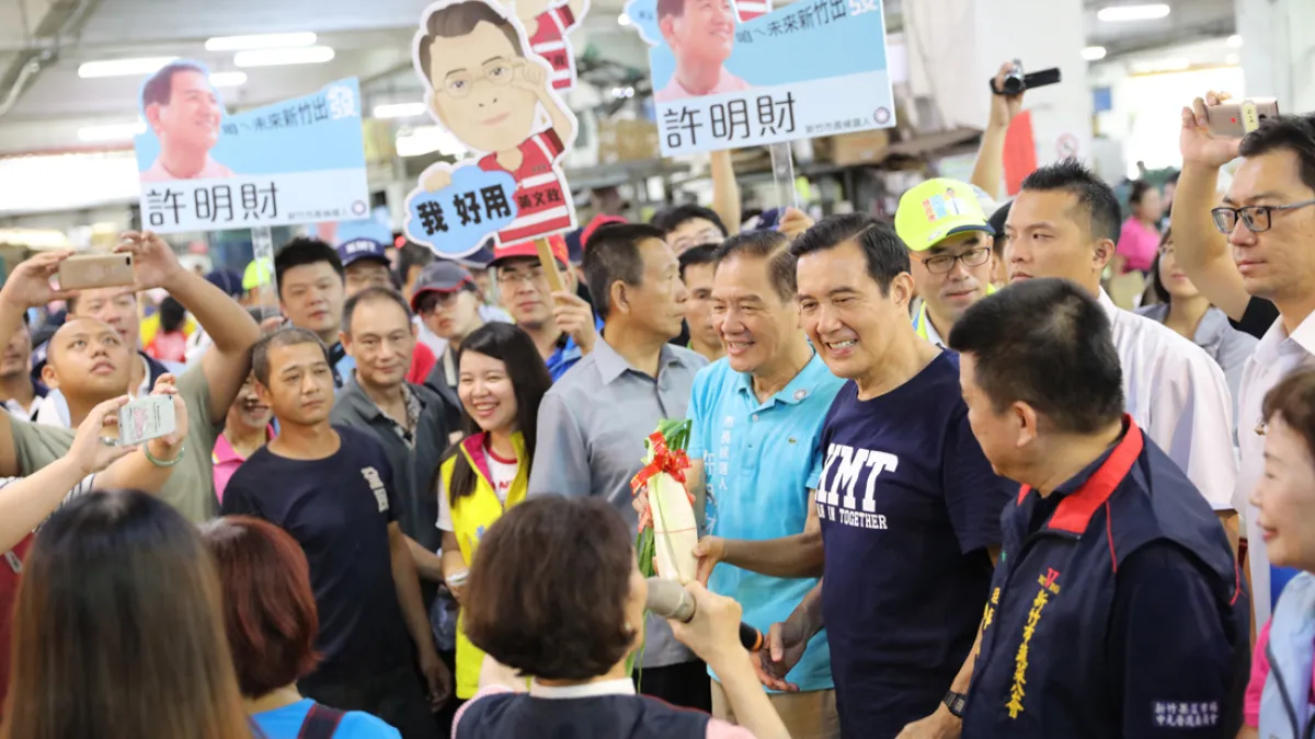 馬英九陪同新竹市長候選人許明財掃街造勢,充分展現馬在基層的高人氣與魅力。(圖/許明財競選總部提供)。