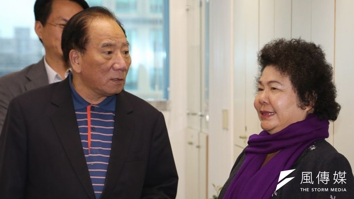 立院排定審議《農田水利會組織通則》,綠營認為是為了拔掉陳菊(右)的大樁腳-高雄市水利會長李清福(左)。(余志偉攝) 立院排定審議《農田水利會組織通則》,綠營認為是為了拔掉陳菊(右)的大樁腳-高雄市水利會長李清福(左)。(余志偉攝)