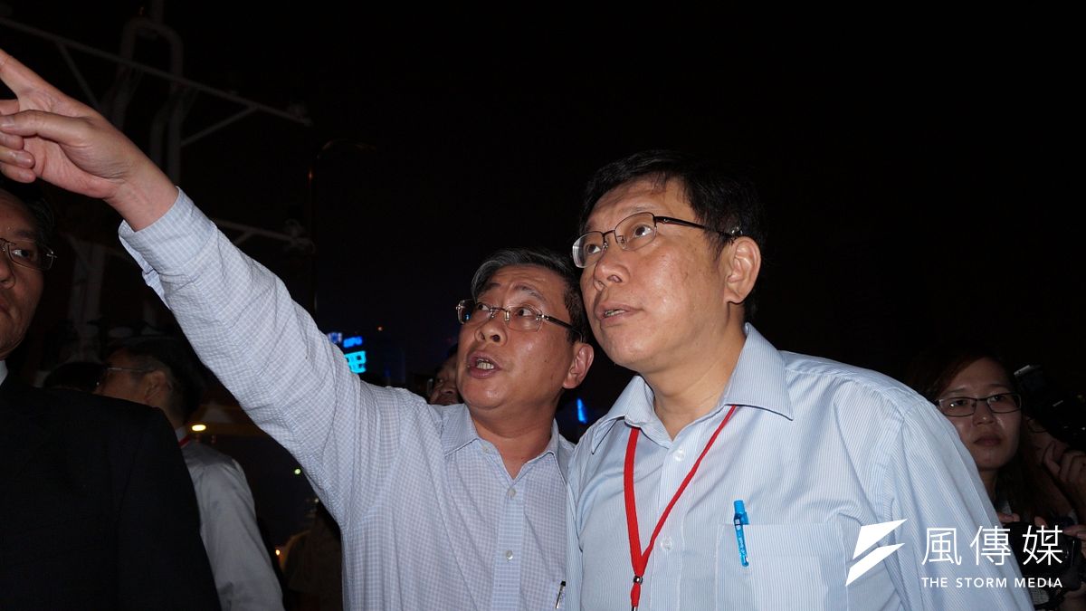 台北市長柯文哲17日晚間與上海市長楊雄進行閉門會議,兩人對九二共識各自表達想法,但沒有交集。圖為柯文哲夜遊黃浦江。(王彥喬攝) 台北市長柯文哲17日晚間與上海市長楊雄進行閉門會議,兩人對九二共識各自表達想法,但沒有交集。圖為柯文哲夜遊黃浦江。(王彥喬攝)