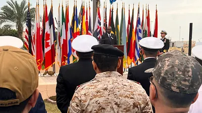 2023年12月19日,美國國防部長奧斯丁向參與保護紅海商船的國際海事任務小組成員演說。(AP)