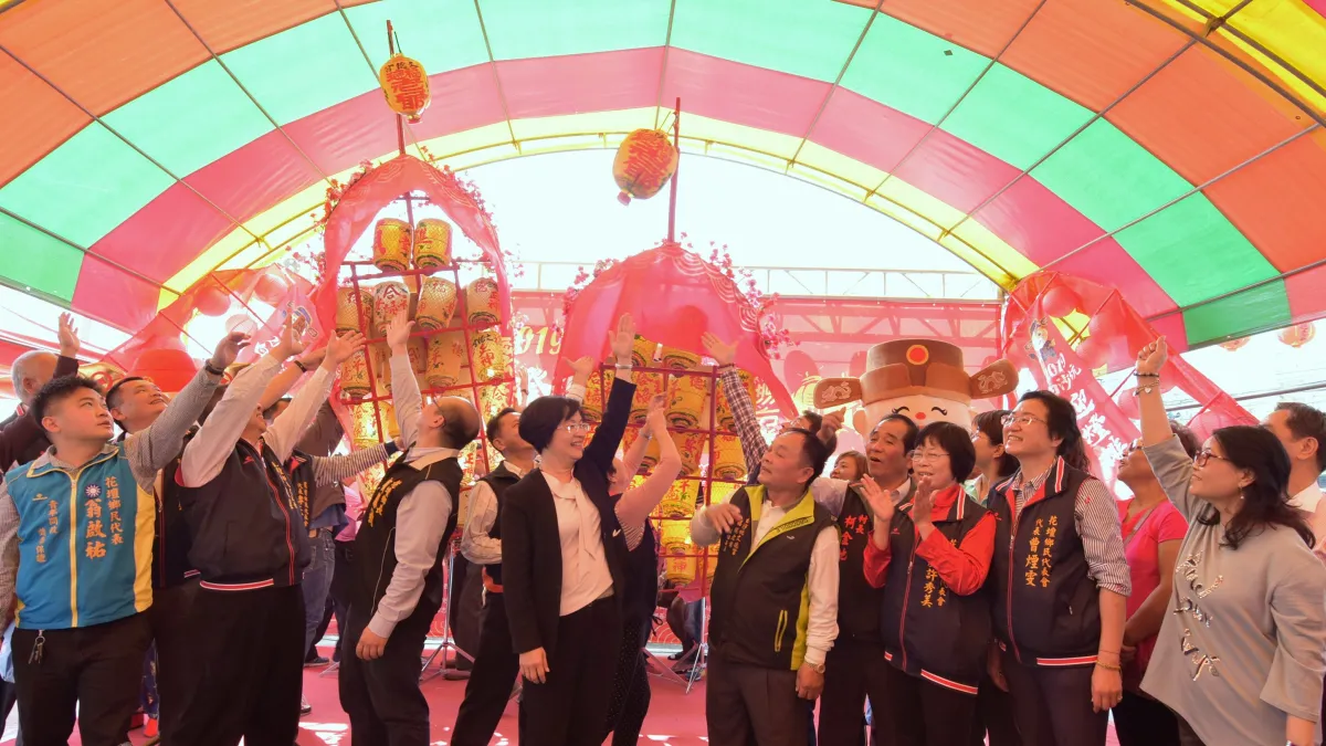 彰化白沙坑迎燈排記者會中,彰化縣長王惠美跟與會來賓一起舉燈排。(圖/彰化縣政府提供)
