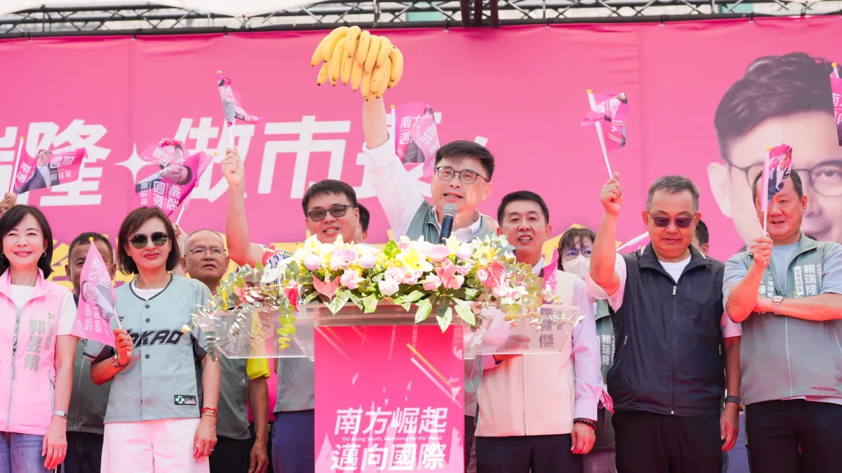 市長候選人賴瑞隆成立旗山後援會,大喊「旗山的香蕉是最好吃的」,立委邱議瑩、許智傑、郭昱晴、前內政部長余政憲,及議員林富寶、張博洋、議員參選人林慧欣與鄉親到場相挺。(圖/賴瑞隆競總提供)