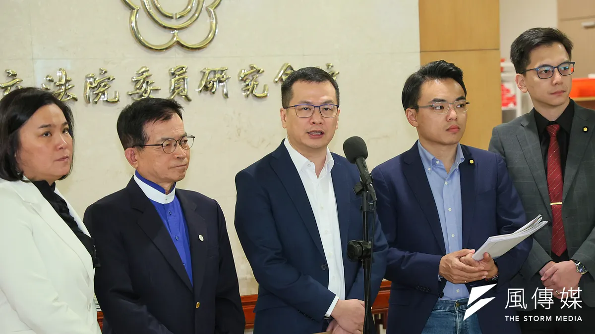 針對衛廣法修法,國民黨立委羅智強(中)指出,此次修法就是要捍衛憲法對新聞自由的保障。(顏麟宇攝)