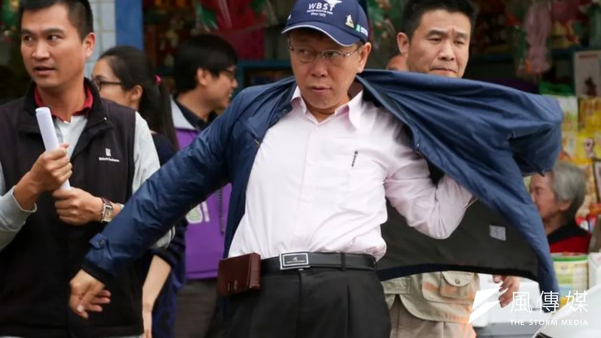 宣示要超越藍綠的無黨籍台北市長候選人柯文哲,在電視辯論會後穿上藍夾克藍帽子到處拜票。(余志偉攝)