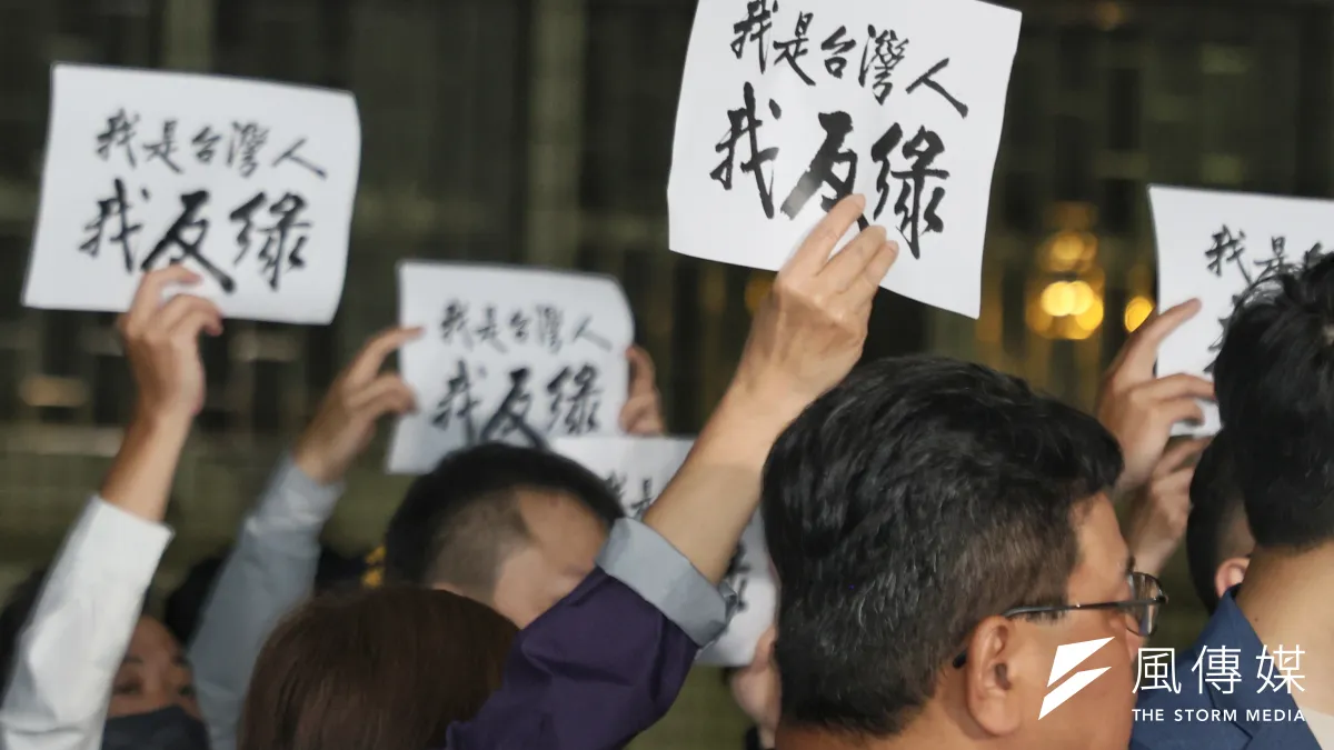 檢調偵辦立委罷免團體連署涉偽造文書案,14日晚間將罷免立委吳沛憶「罷吳四騎士」劉思吟、陳冠安、賴苡任、滿志剛等人移往台北地檢署接受複訊,立委徐巧芯、王鴻薇、羅智強、 李彥秀及支持者到場聲援。(資料照,柯承惠攝)