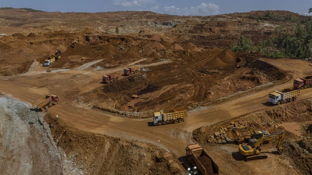 印尼奧比島的一處鎳礦的開採作業場景。(照片來源:華爾街日報) 印尼奧比島的一處鎳礦的開採作業場景。(照片來源:華爾街日報)