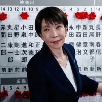 2026年2月8日、高市早苗首相兼自民党総裁が、党本部で当選者に花をつけた。(写真/AP通信提供) 2026年2月8日、高市早苗首相兼自民党総裁が、党本部で当選者に花をつけた。(写真/AP通信提供)