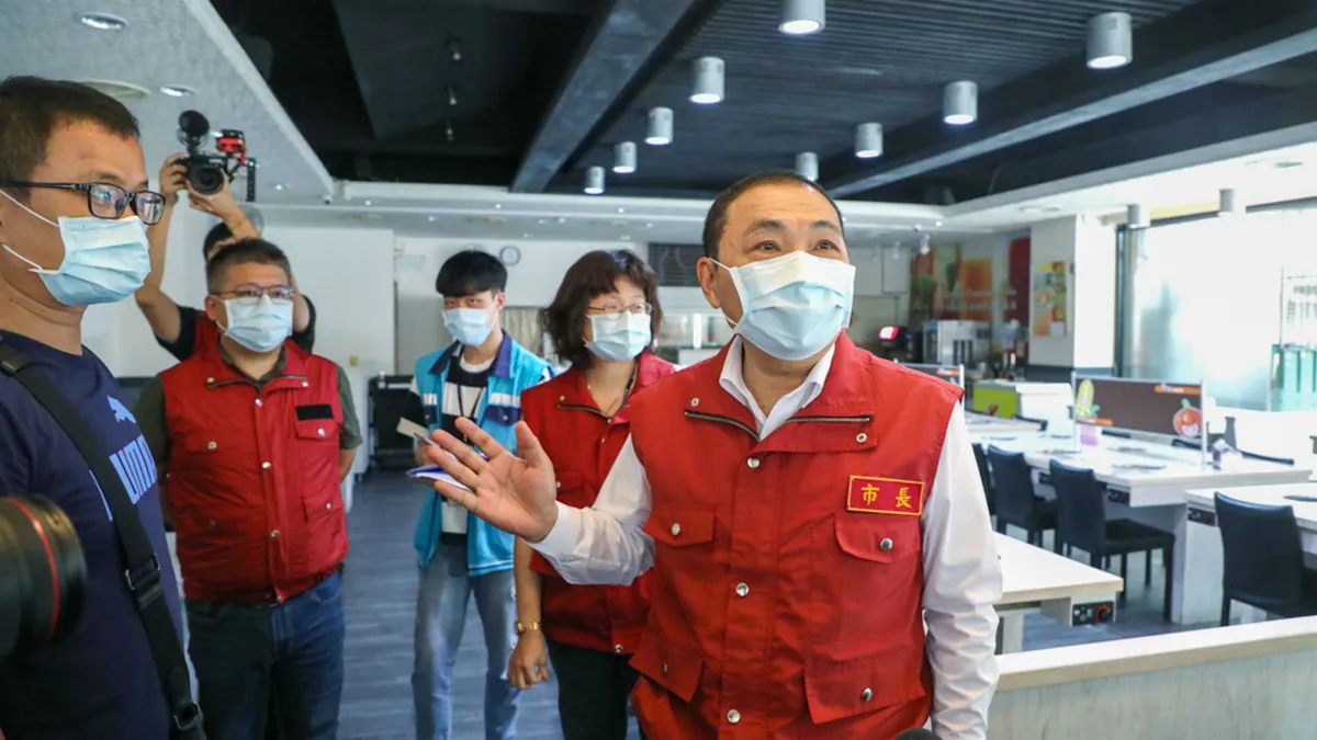 新北市長侯友宜呼籲店家配合嚴格管制以避免防疫破口,若不配合就開罰。(圖/新北市經發局提供)