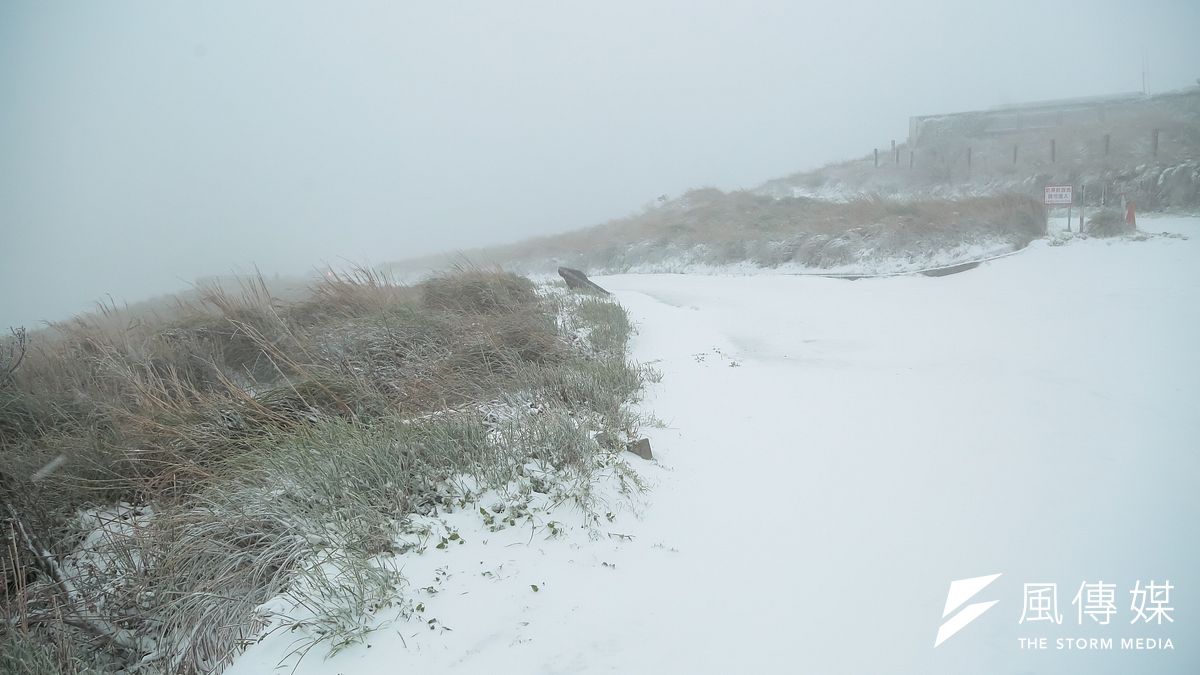 受強烈寒流影響,陽明山今晚可望降雪。圖為2015年霸王寒流來襲,陽明山國家公園罕見的降下大雪,大屯山頂一夜變成了銀白世界。(資料照,顏麟宇攝) 受強烈寒流影響,陽明山今晚可望降雪。圖為2015年霸王寒流來襲,陽明山國家公園罕見的降下大雪,大屯山頂一夜變成了銀白世界。(資料照,顏麟宇攝)