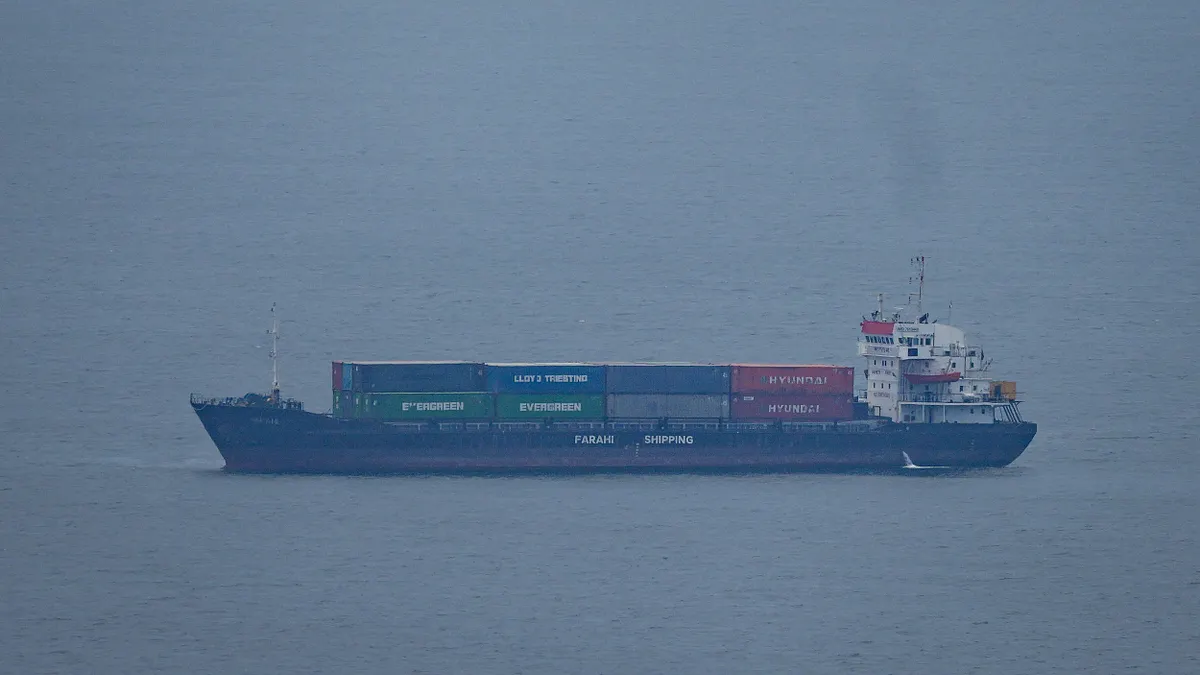 4月14日、ペルシャ湾からドバイ港へ向けて航行する貨物船。(AP通信)