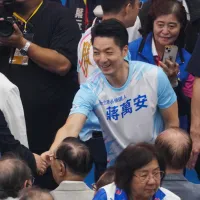 7月25日にケタガラン大道で行われた毒油問題への抗議集会を主導した蔣万安台北市長(中央)。政治的な存在感を高め、国民党陣営の中心人物になりつつあるとの見方が出ている。(資料写真/蔡親傑撮影) 7月25日にケタガラン大道で行われた毒油問題への抗議集会を主導した蔣万安台北市長(中央)。政治的な存在感を高め、国民党陣営の中心人物になりつつあるとの見方が出ている。(資料写真/蔡親傑撮影)