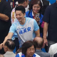 725凱道反毒油集會由蔣萬安(中)主導,政治威望不斷衝高的他儼然已成藍營共主。(資料照,蔡親傑攝) 725凱道反毒油集會由蔣萬安(中)主導,政治威望不斷衝高的他儼然已成藍營共主。(資料照,蔡親傑攝)